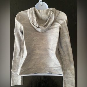 Vuori Women’s Light-Weight Camo Hoodie - Gray/White